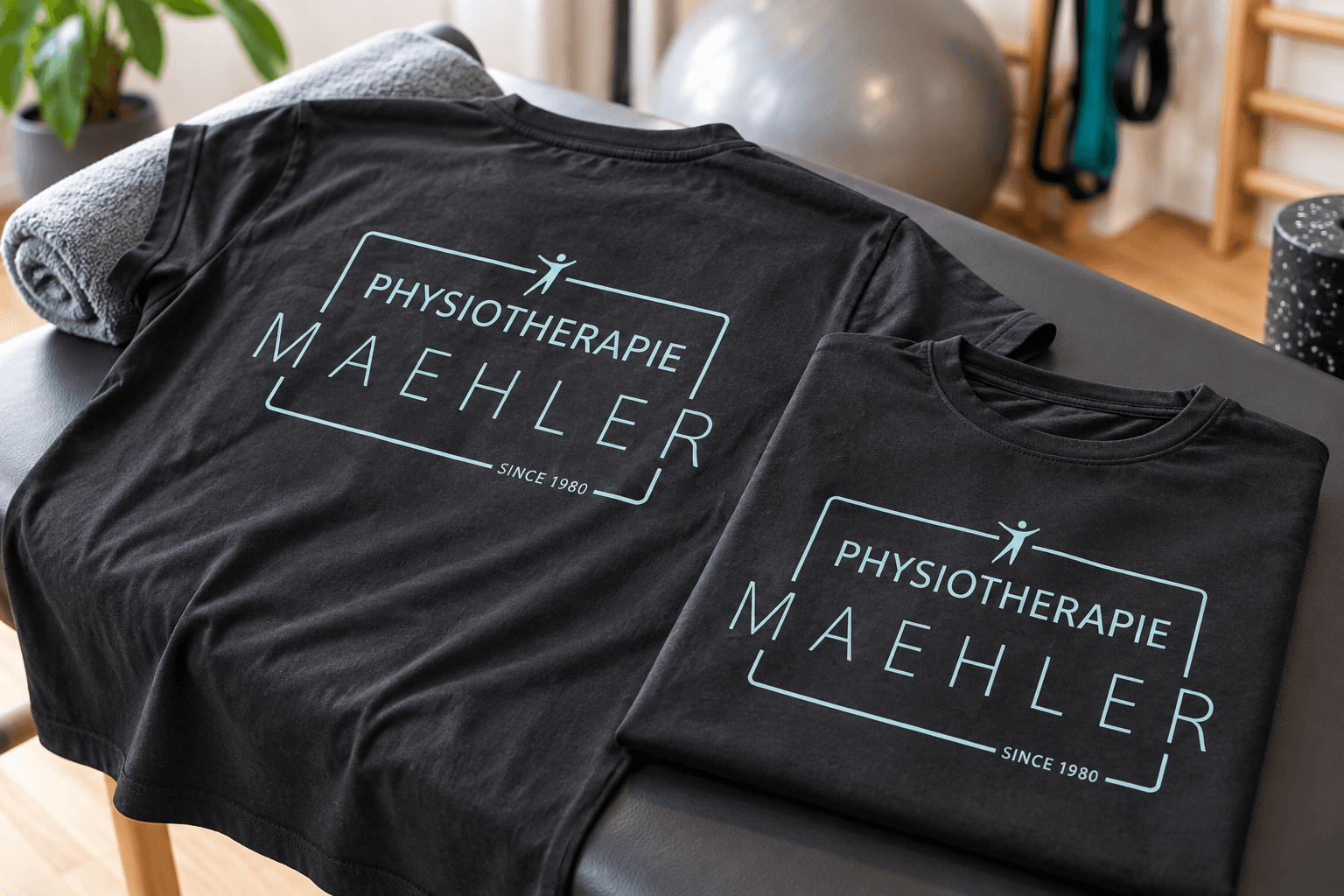 Schwarzes T-Shirt mit Bedruckung auf dem Rücken des Firmenlogos.